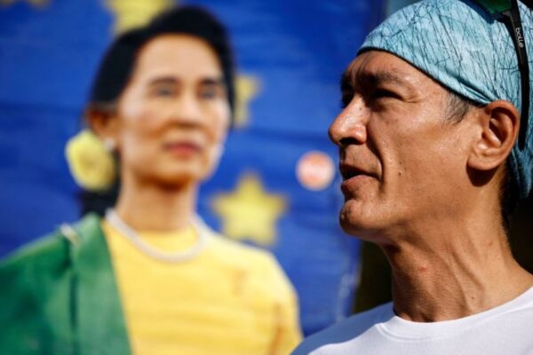 မိခင်ဖြစ်သူ ဒေါ်အောင်ဆန်းစုကြည်ရဲ့ ကျန်းမာရေးအခြေအနေကို သိရှိရဖို့အတွက် တိုက်ရိုက် ဆက်သွယ်ခွင့်တောင်းဆိုလိုက်တဲ့ ကိုထိန်လင်း